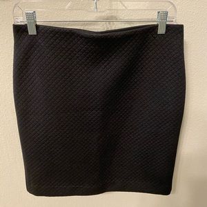 EUC Ann Taylor Loft black diamond weave pull-on skirt, size Medium